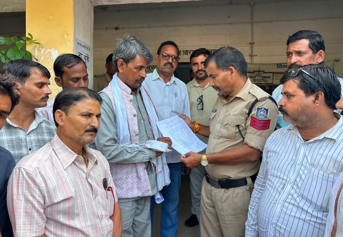 जनपद पंचायत परिसर में पंचायत सचिव से मारपीट का आरोप, मोबाइल छीनने के बाद विवाद, सचिवों में आक्रोश
