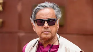 ECINet ऐप पर शशि थरूर का बड़ा हमला: बोले- ‘इस बेकार सॉफ्टवेयर को हटाएं’, 97 वोटरों के मामले से गरमाया विवाद