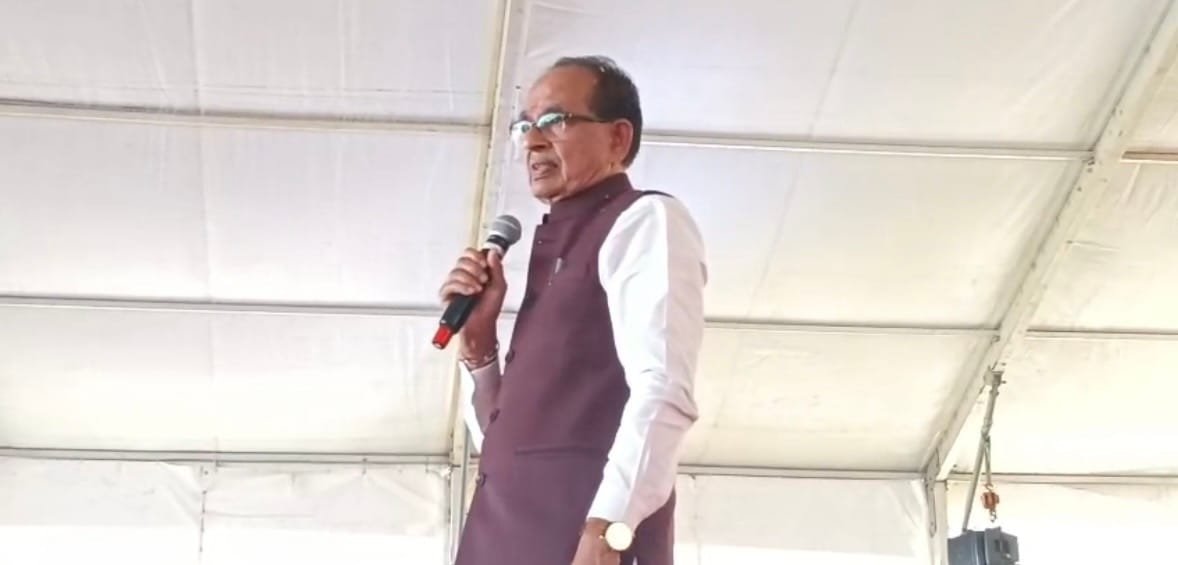 सीहोर में अवैध शराब का खेल: स्कूल ड्रेस में नाबालिग बेच रहा था शराब, गांव में खुलेआम बिक रही कच्ची मदिरा