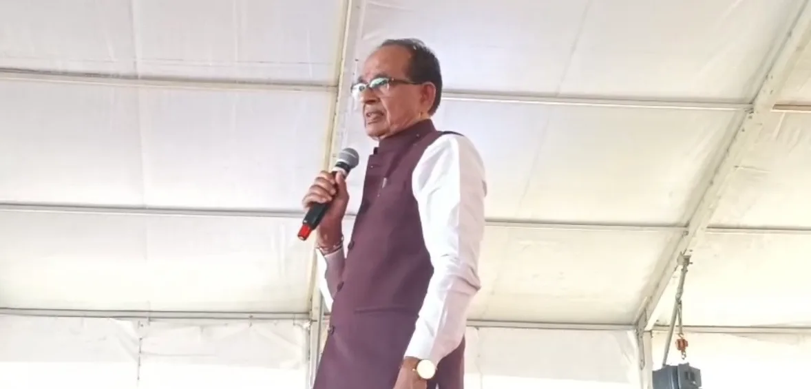 सीहोर में अवैध शराब का खेल: स्कूल ड्रेस में नाबालिग बेच रहा था शराब, गांव में खुलेआम बिक रही कच्ची मदिरा