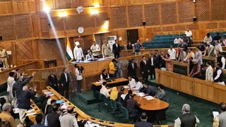 जम्मू-कश्मीर विधानसभा में फिर घमासान: स्पीकर को हटाने पर अड़ी BJP, हंगामे के बाद किया वॉकआउट