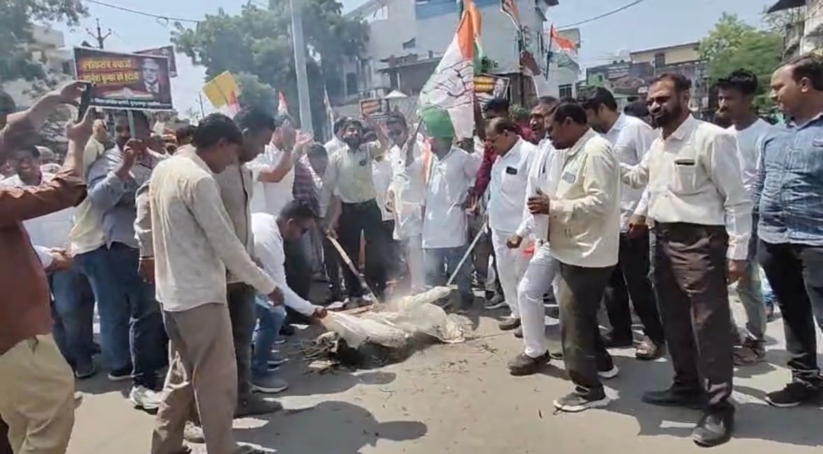 SIR पर बुरहानपुर में कांग्रेस का हल्लाबोल, रैली के बाद CEC का पुतला फूंका