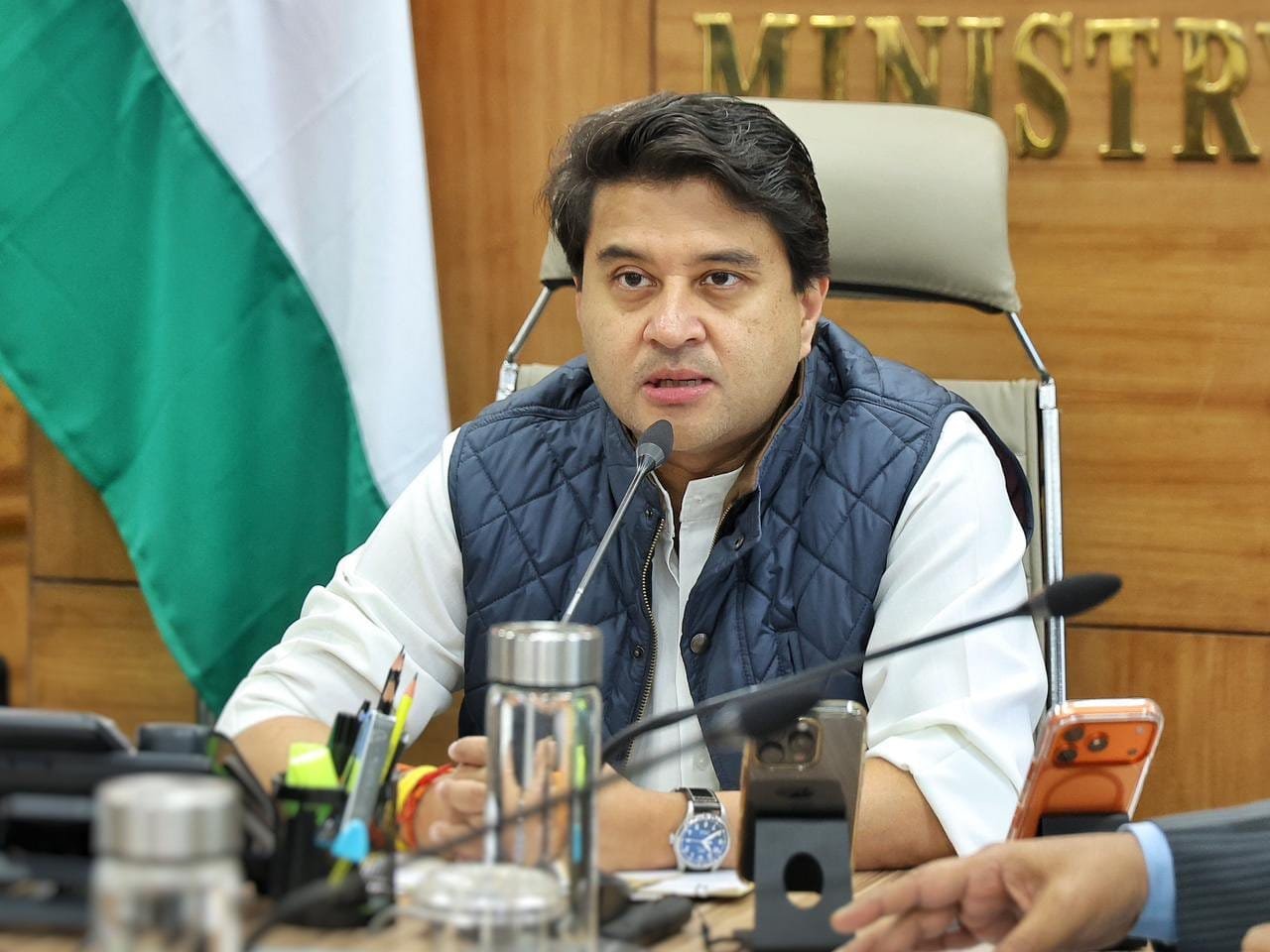 ‘सड़क नहीं तो वोट नहीं’, गुना में ज्योतिरादित्य सिंधिया के सामने जब फूटा एक मतदाता का दर्द, सत्ता के गलियारों में गूंजा लोकतंत्र का सबसे कड़वा सच?
