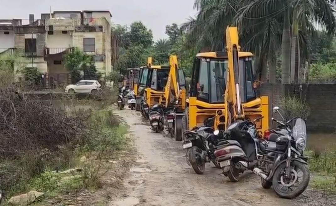 बाढ़ के बाद हमीदिया कॉलोनी में बुलडोजर एक्शन: नदी किनारे फॉर्म हाउस का हिस्सा ढहाया, कार्रवाई पर उठे सवाल