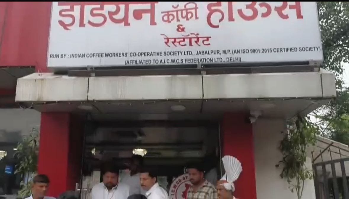 कलेक्ट्रेट की चौखट पर ‘कॉफी हाउस’ या शराब का अड्डा? वायरल वीडियो ने प्रशासनिक निगरानी पर उठाए सवाल
