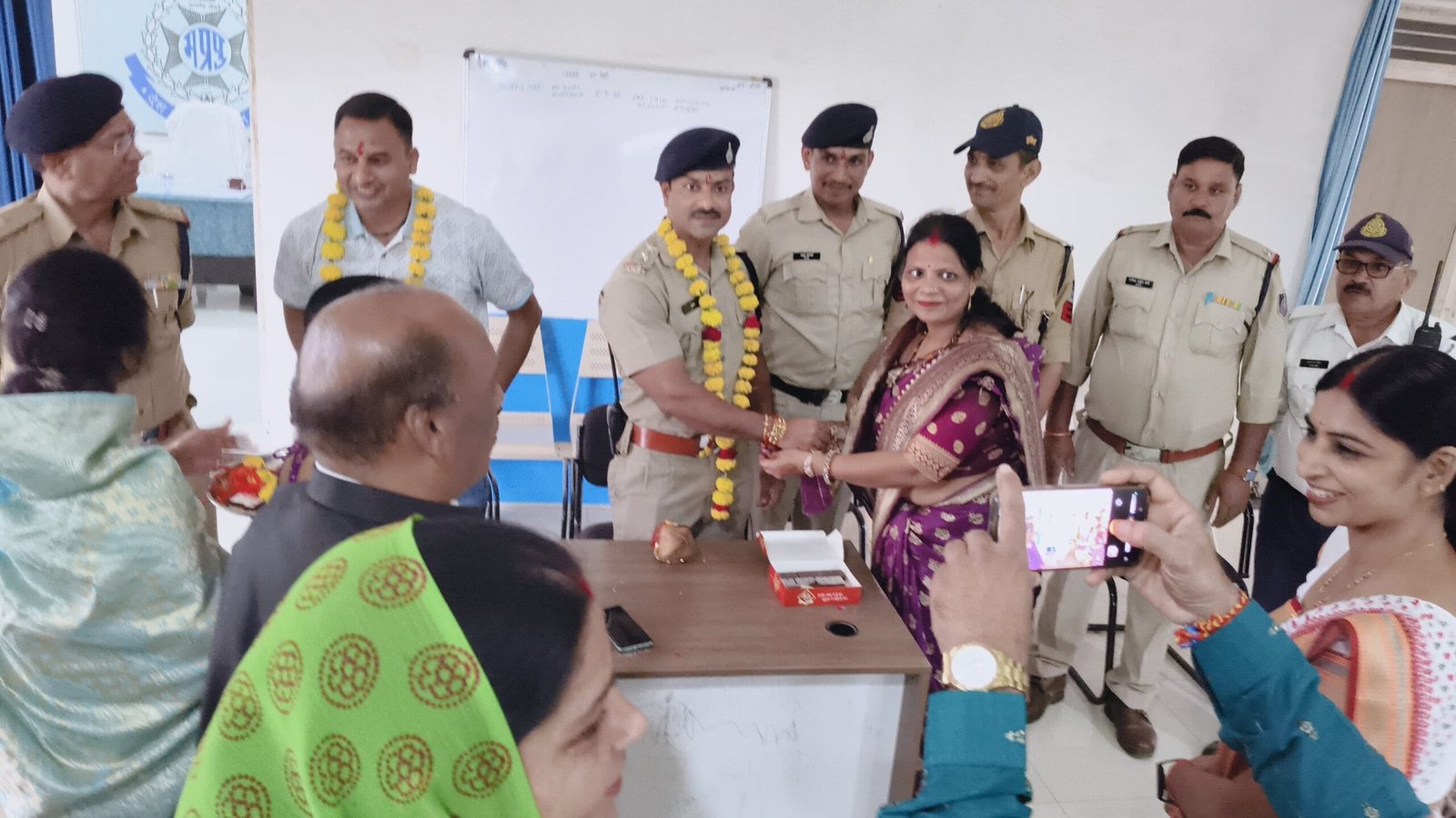 रक्षाबंधन पर यातायात पुलिस का अनूठा संदेश, बहनों ने बांधी राखी तो भाइयों ने दिया ‘रक्षा कवच’
