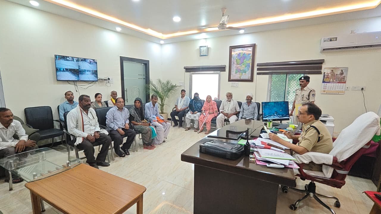 टीकमगढ़ में पुलिस की जनसुनवाई, SP सुधीर अग्रवाल ने सुनी नागरिकों की समस्याएं; समय-सीमा में कार्रवाई के निर्देश