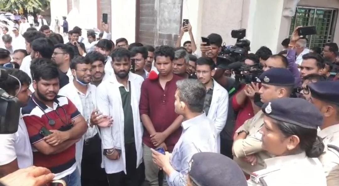 भोपाल में MBBS इंटर्न डॉक्टरों का आंदोलन दूसरे दिन भी जारी, कलेक्टर ने की बातचीत की अपील; लिखित आश्वासन पर अड़े डॉक्टर