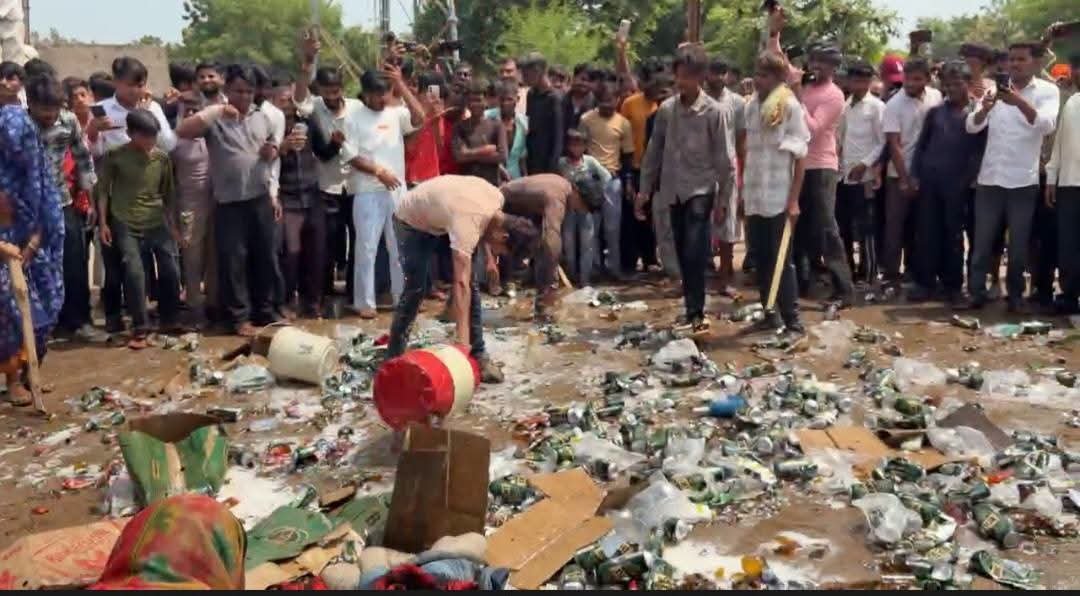 आमोला में शराब दुकान के विरोध में ग्रामीणों का हल्लाबोल, पुलिस से तीखी बहस; वाहन का कांच टूटने की सूचना