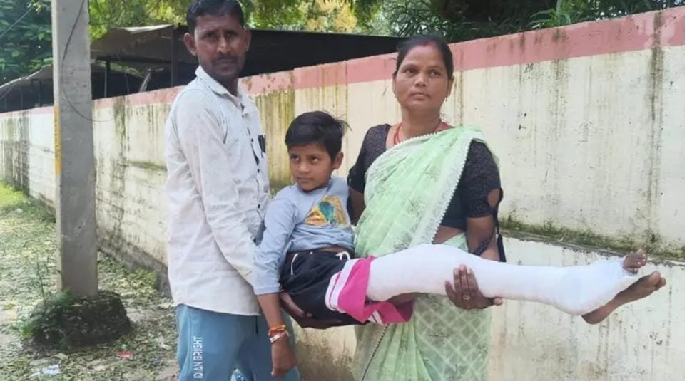 बैराड़ में स्कूल जा रहे बच्चों की स्कूटी को बाइक ने मारी टक्कर, एक बच्चे के पैर में फ्रैक्चर; पिता ने SP से लगाई गुहार