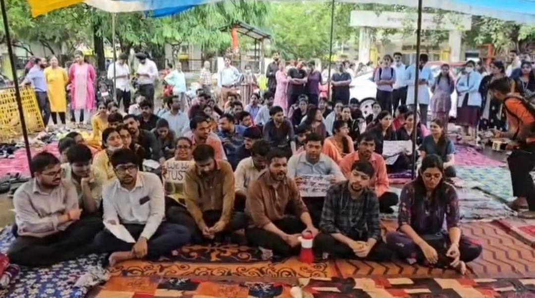रीवा में ICU में डॉक्टरों से कथित मारपीट के बाद हंगामा, 50 रेजिडेंट डॉक्टरों ने किया काम का बहिष्कार