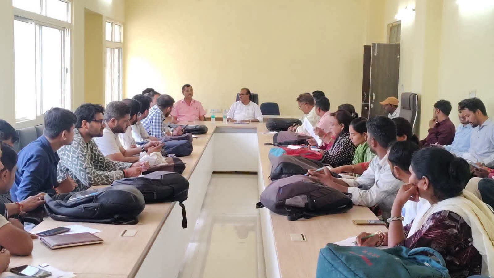 बैराड़ में पटवारियों की समीक्षा बैठक, लंबित राजस्व प्रकरणों को समय-सीमा में निपटाने के निर्देश; CM हेल्पलाइन पर 3 दिन का टारगेट