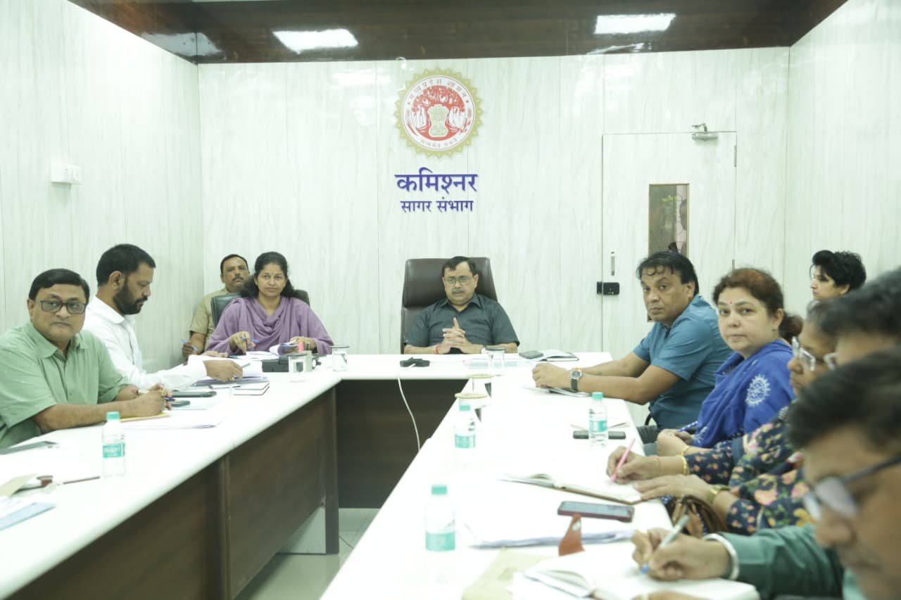 स्वामित्व योजना को लेकर संभागायुक्त के कड़े निर्देश, शत-प्रतिशत क्रियान्वयन पर जोर; लापरवाही पर कार्रवाई की चेतावनी