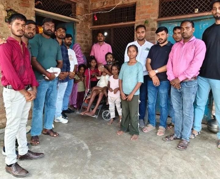रीढ़ की हड्डी की चोट के बाद 3 साल से चलने में असमर्थ हिम्मत सिंह की मदद को आगे आया प्रगतिशील युवा संगठन, खाद्यान्न और 5100 रुपये की सहायता
