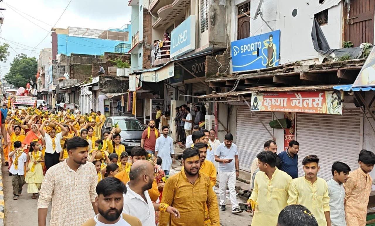करैरा में ढोल-नगाड़ों और जयकारों के बीच निकली भव्य कलश यात्रा, गणपति बप्पा की हुई स्थापना