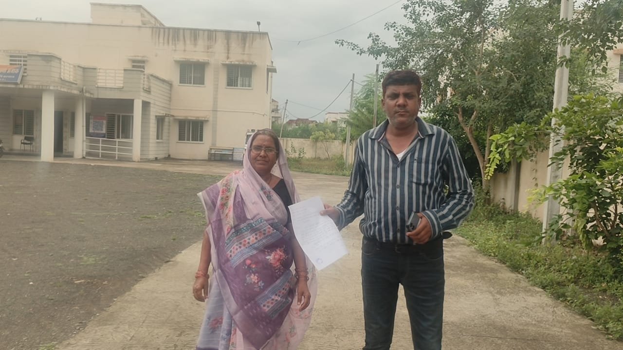 बुरहानपुर में आदिवासी महिला सरपंच का पंच पर गंभीर आरोप, RTI के बदले ₹1 लाख मांगने का दावा; गाली-गलौज की शिकायत