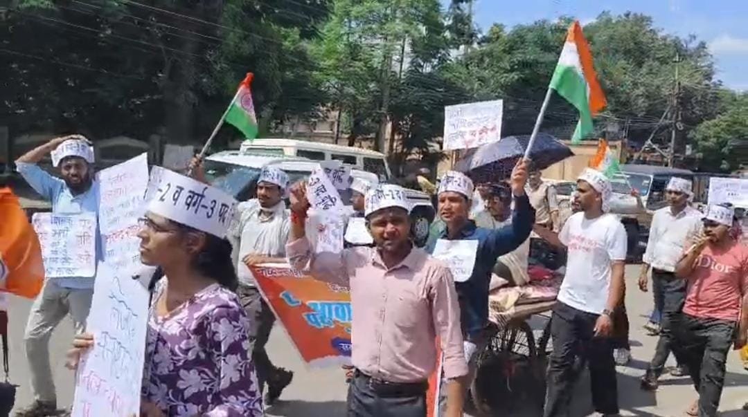 भोपाल में वर्ग-2 और वर्ग-3 अभ्यर्थियों का आंदोलन जारी, 27वें दिन DPI का घेराव; पद वृद्धि की मांग पर अड़े