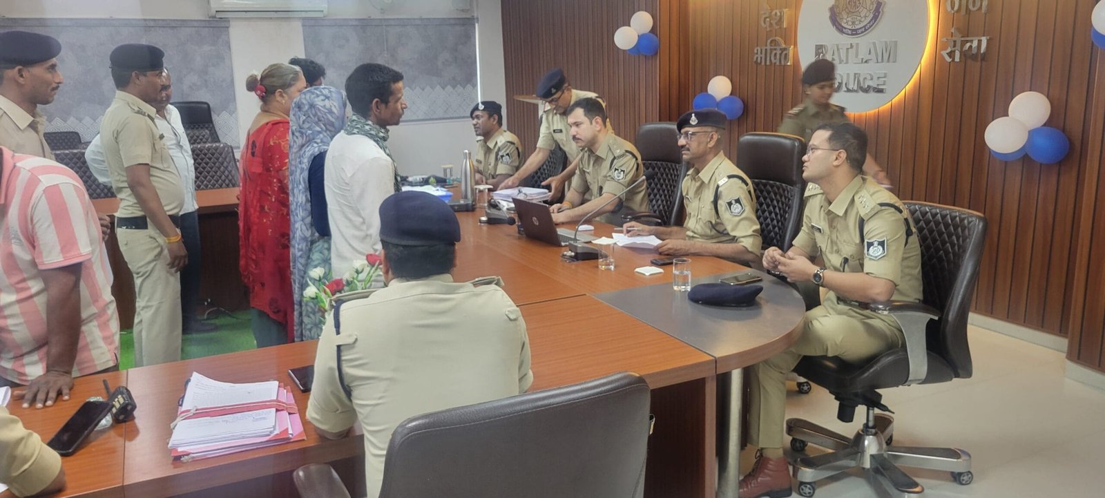 रतलाम पुलिस कार्यालय में जनसुनवाई, 38 आवेदकों की सुनी शिकायतें; थाना प्रभारियों को त्वरित निराकरण के निर्देश