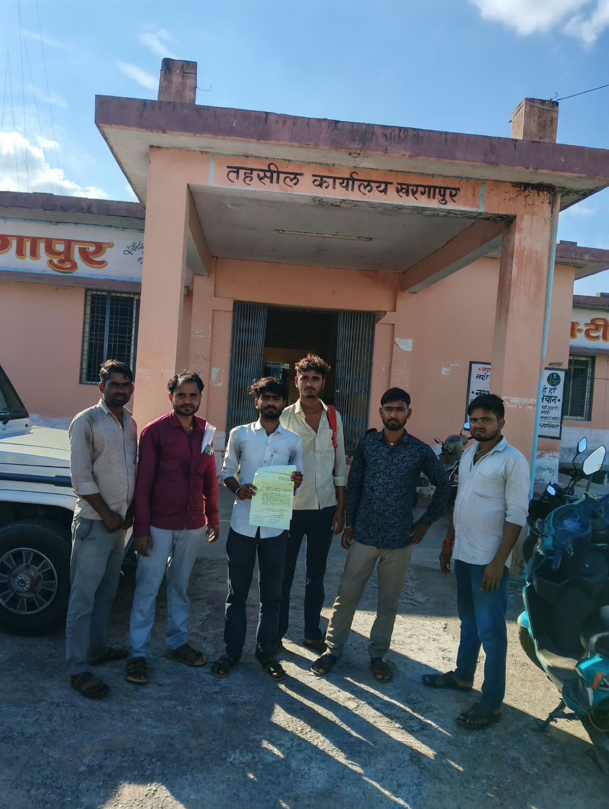 स्थायी रास्ते की मांग को लेकर ग्रामीणों ने तहसीलदार को सौंपा ज्ञापन, फुटेर-रमपुरा मार्ग से गैरा गांव को जोड़ने की मांग