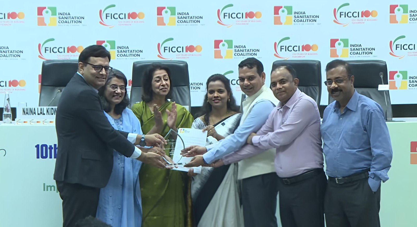 टीकमगढ़ को राष्ट्रीय स्तर पर स्वच्छता पुरस्कार, ग्रे वॉटर प्रबंधन में मिला सम्मान; कलेक्टर विवेक श्रोत्रिय ने ग्रहण किया