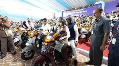 MP में 7400 से ज्यादा मेधावी छात्रों को स्कूटी, CM मोहन यादव ने छात्रा के साथ की राइड