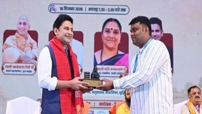 उज्जैन में मनोज मुंतशिर बोले- भारतीय परंपरा खड़ाऊं पूजती है, बाबर की परंपरा भाइयों के सिर काटती थी