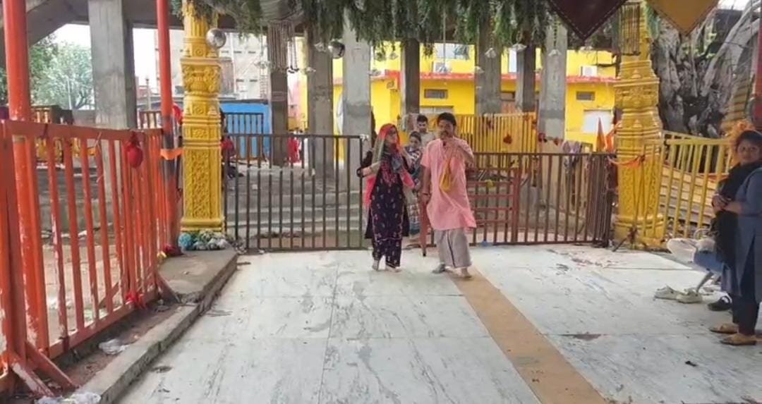 बागेश्वर धाम पहुंचीं ‘हनुमान अंश’ की निर्माता अनुप्रिया नागर, महाराज श्री से लिया आशीर्वाद