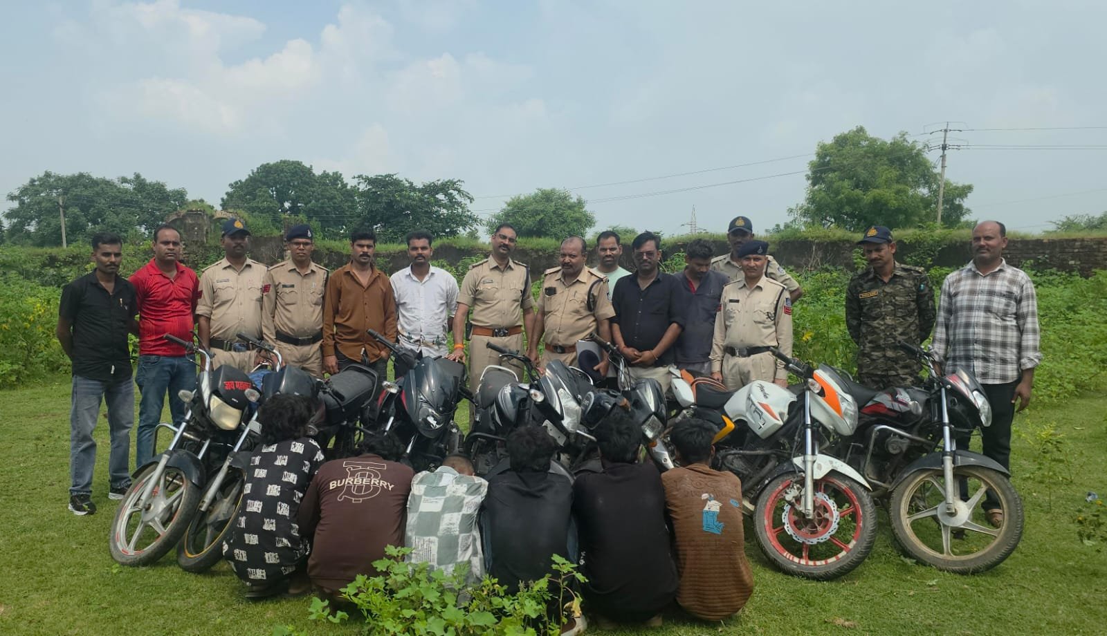 टीकमगढ़ में अंतर्राज्यीय बाइक चोर गिरोह का पर्दाफाश, 7 आरोपी गिरफ्तार; 9 मोटरसाइकिलें बरामद