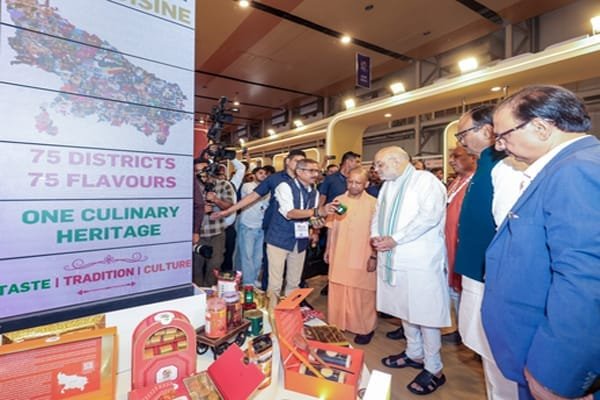 यूपी इंटरनेशनल ट्रेड शो में छाया बागपत का घेवर, विदेशी मेहमानों को भा रही शामली की पलंग तोड़ बर्फी