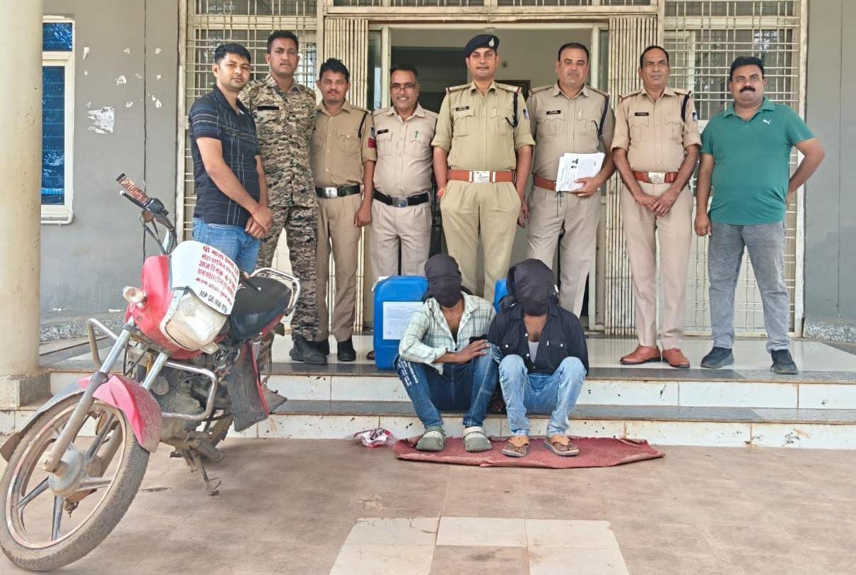 फतेहगढ़ पुलिस की बड़ी कार्रवाई, 60 लीटर कच्ची शराब के साथ दो आरोपी गिरफ्तार