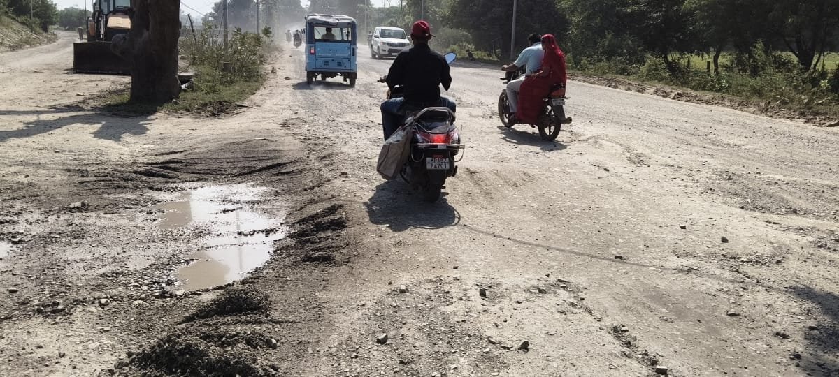 सोहावल मोड़ से नागौद तक सड़क बदहाल, बड़े गड्ढों से हादसे का खतरा; युवा कांग्रेस ने दी आंदोलन की चेतावनी