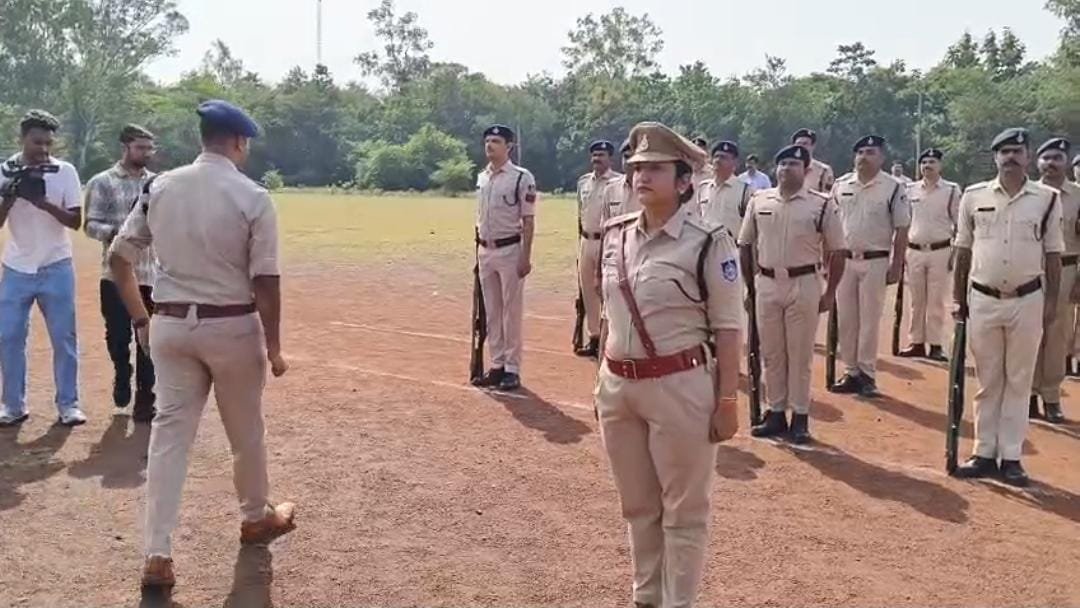 गुना पुलिस का वार्षिक निरीक्षण, DIG ने परेड का लिया जायजा; तीन हाईटेक एप लॉन्च