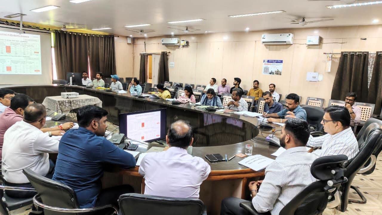 टीकमगढ़ में स्वास्थ्य सेवाओं की समीक्षा, कलेक्टर ने लापरवाही पर कार्रवाई की चेतावनी