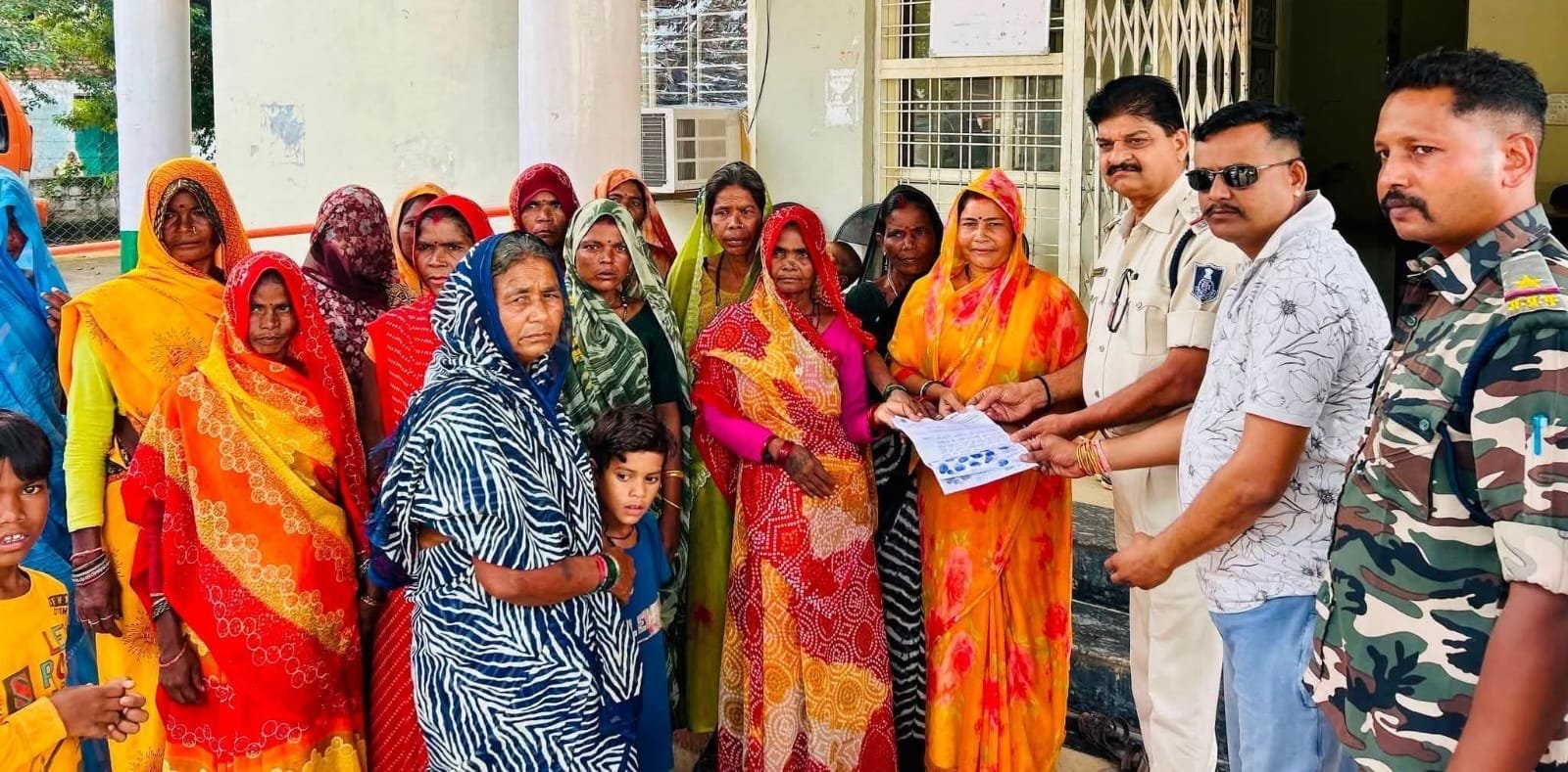 पिपरा में अवैध शराब-गांजा बिक्री के आरोप से भड़कीं महिलाएं, थाने पहुंचकर कार्रवाई की मांग