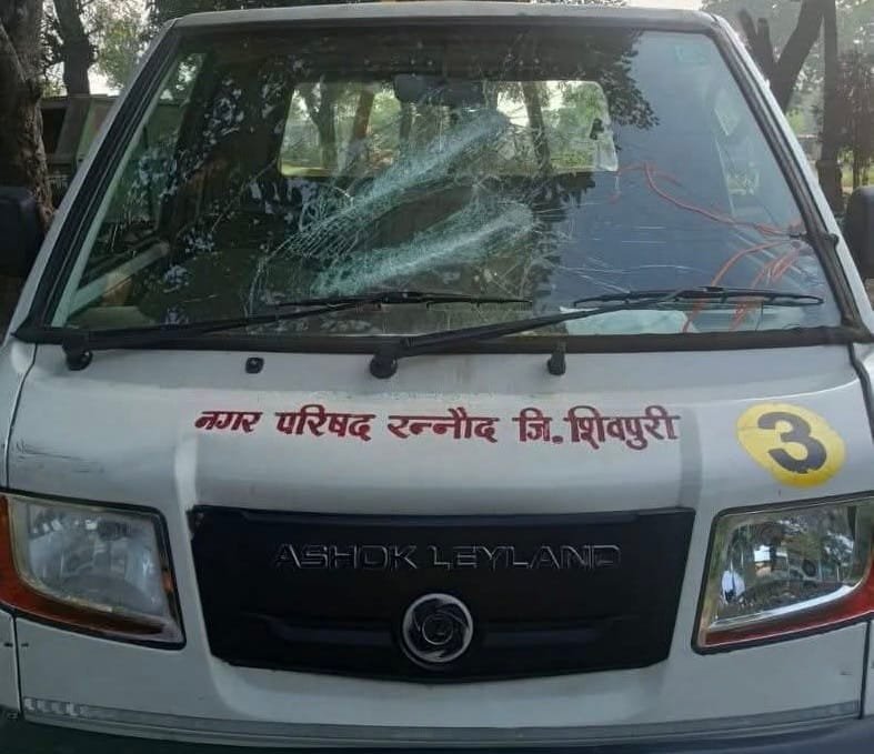 रन्नौद में स्ट्रीट लाइट लगाने पहुंचे कर्मचारी से मारपीट, स्काई लिफ्ट का शीशा तोड़ा, 15 हजार का नुकसान