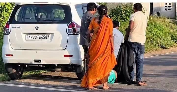 कार से युवती को खींचने का आरोप, बचाने आए पति से मारपीट, वीडियो वायरल