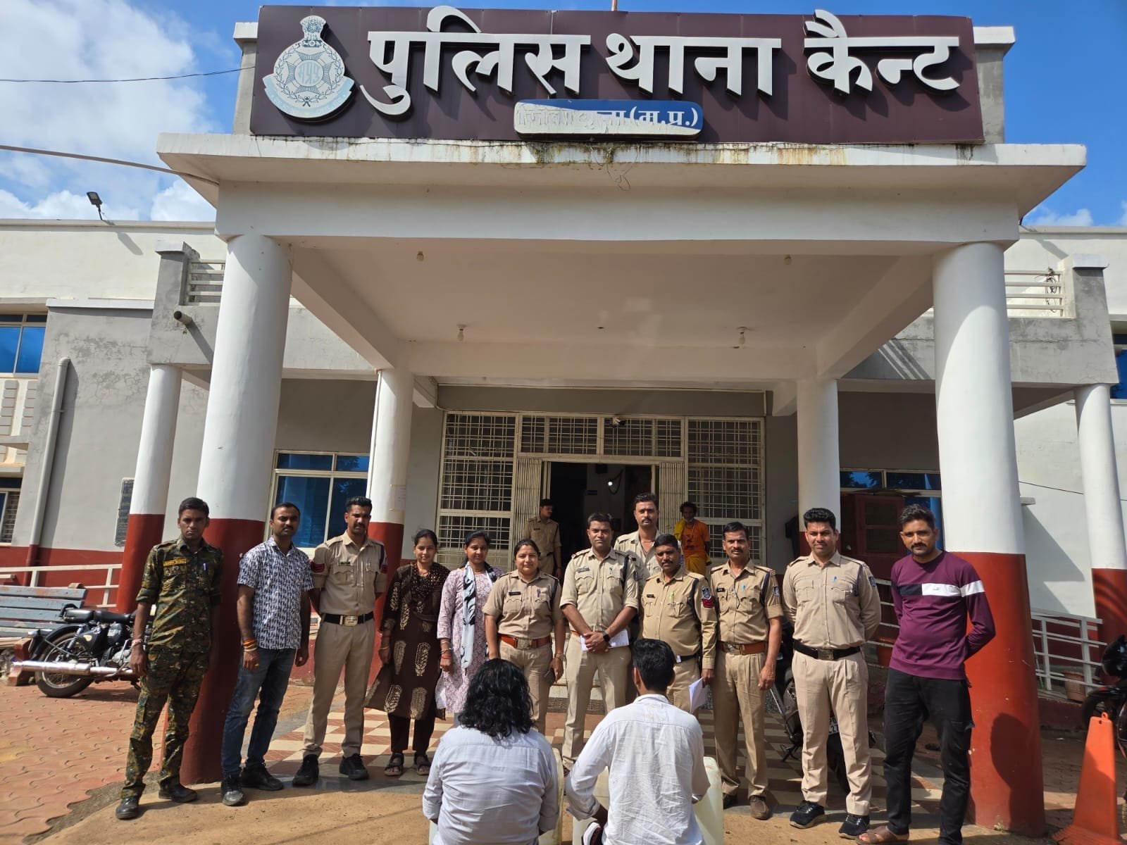 गुना में जहरीली कच्ची शराब का खेल: 120 लीटर शराब के साथ पिता-पुत्र गिरफ्तार, पुलिस ने घेराबंदी कर दबोचा