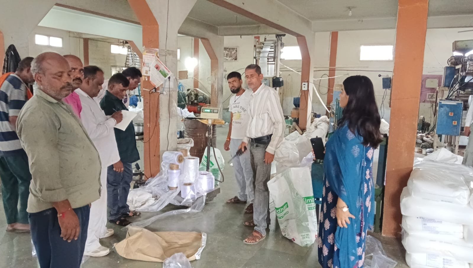 पॉलीथिन पर नगर निगम की सख्ती, फैक्ट्री से 6.80 क्विंटल सामग्री जब्त