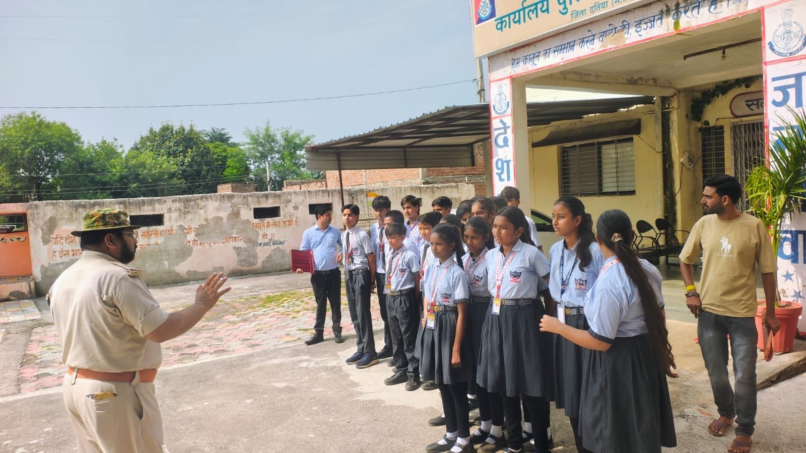 उमंग दिवस पर थानों में पहुंचीं छात्राएं, पुलिस की कार्यप्रणाली के साथ सीखे सुरक्षा के नियम