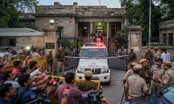 कमिश्नर साहब को होना पड़ा हाउस अरेस्ट, अचानक रिलीव होने से मचा प्रशासनिक हलचल