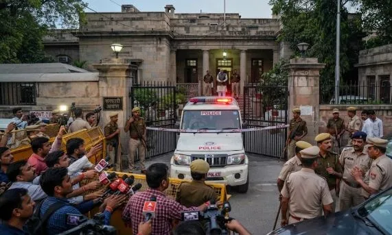 कमिश्नर साहब को होना पड़ा हाउस अरेस्ट, अचानक रिलीव होने से मचा प्रशासनिक हलचल