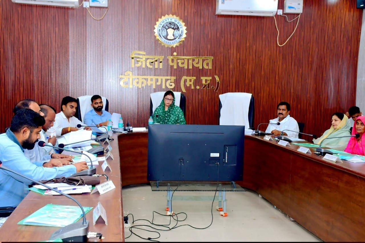 जिला पंचायत की सामान्य सभा में विकास कार्यों की समीक्षा, समय-सीमा में काम पूरा करने के निर्देश