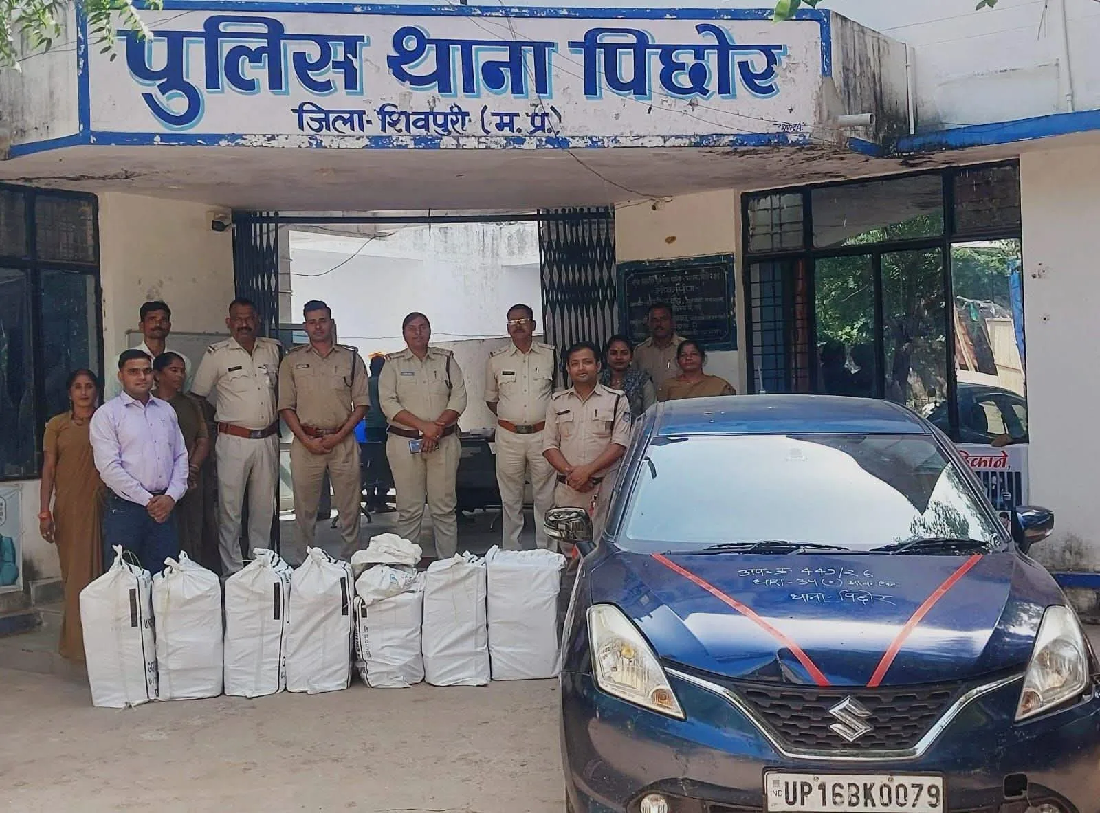 पिछोर पुलिस की कार्रवाई, 27 पेटी अवैध शराब से भरी बलेनो जब्त