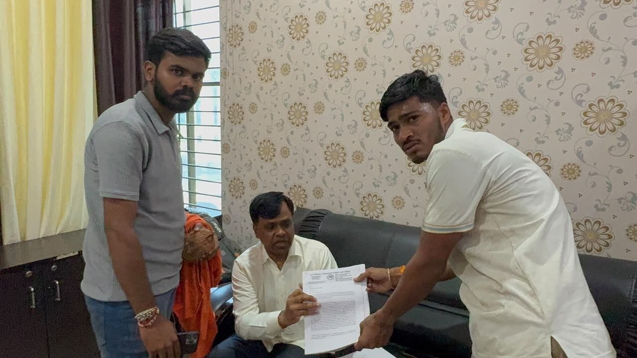 रीवा में नारियल लेकर दंडवत यात्रा पर निकले NSUI कार्यकर्ता, APSU प्रशासन पर आरोप
