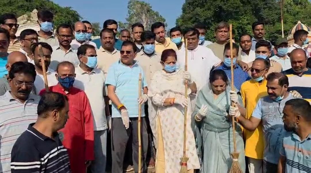 गांधी जयंती पर राजघाट में स्वच्छता महाअभियान, ताप्ती घाटों पर जनप्रतिनिधियों ने किया श्रमदान