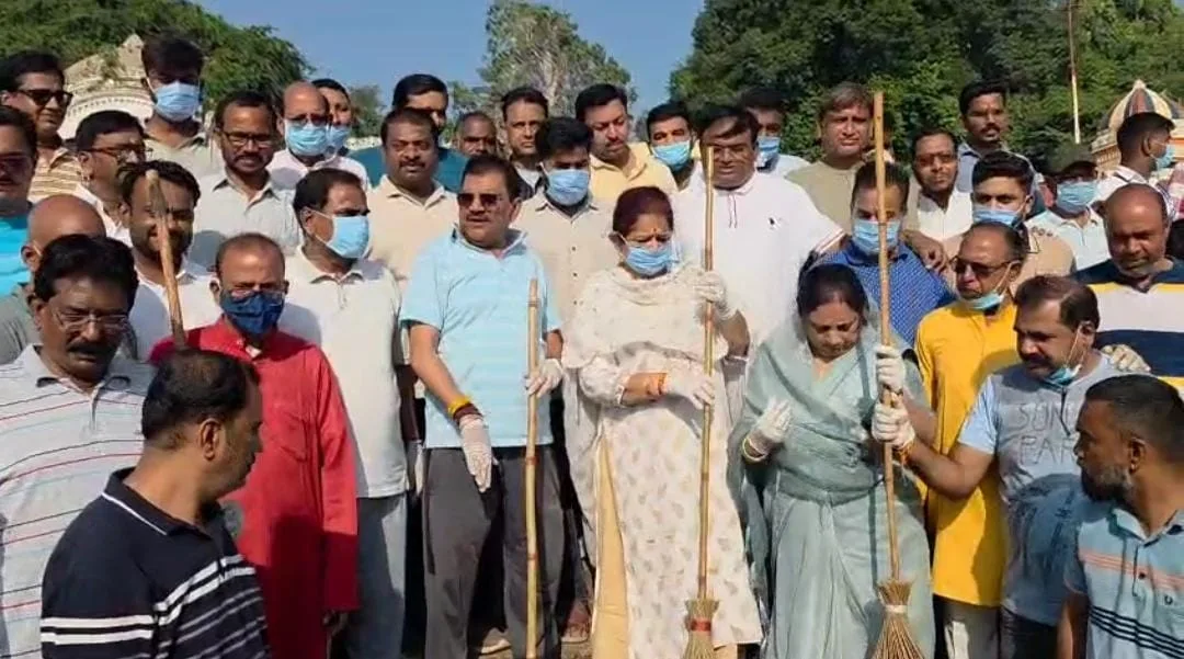 गांधी जयंती पर राजघाट में स्वच्छता महाअभियान, ताप्ती घाटों पर जनप्रतिनिधियों ने किया श्रमदान