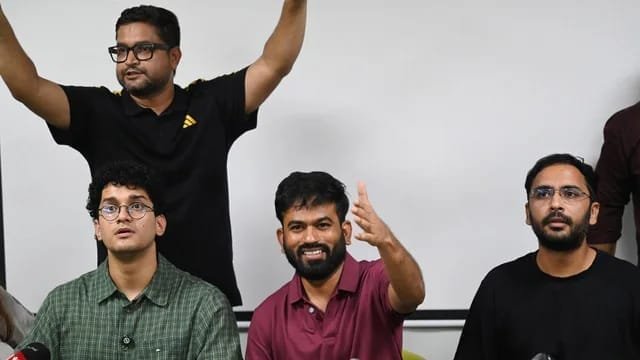 CJP प्रदर्शन में पहुंचे नसीरुद्दीन शाह, अभिजीत दीपके ने लगाया गले; बोले- सपना तो नहीं देख रहा