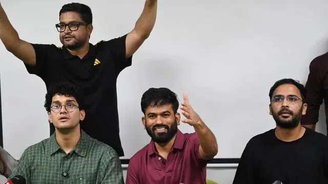 CJP प्रदर्शन में पहुंचे नसीरुद्दीन शाह, अभिजीत दीपके ने लगाया गले; बोले- सपना तो नहीं देख रहा