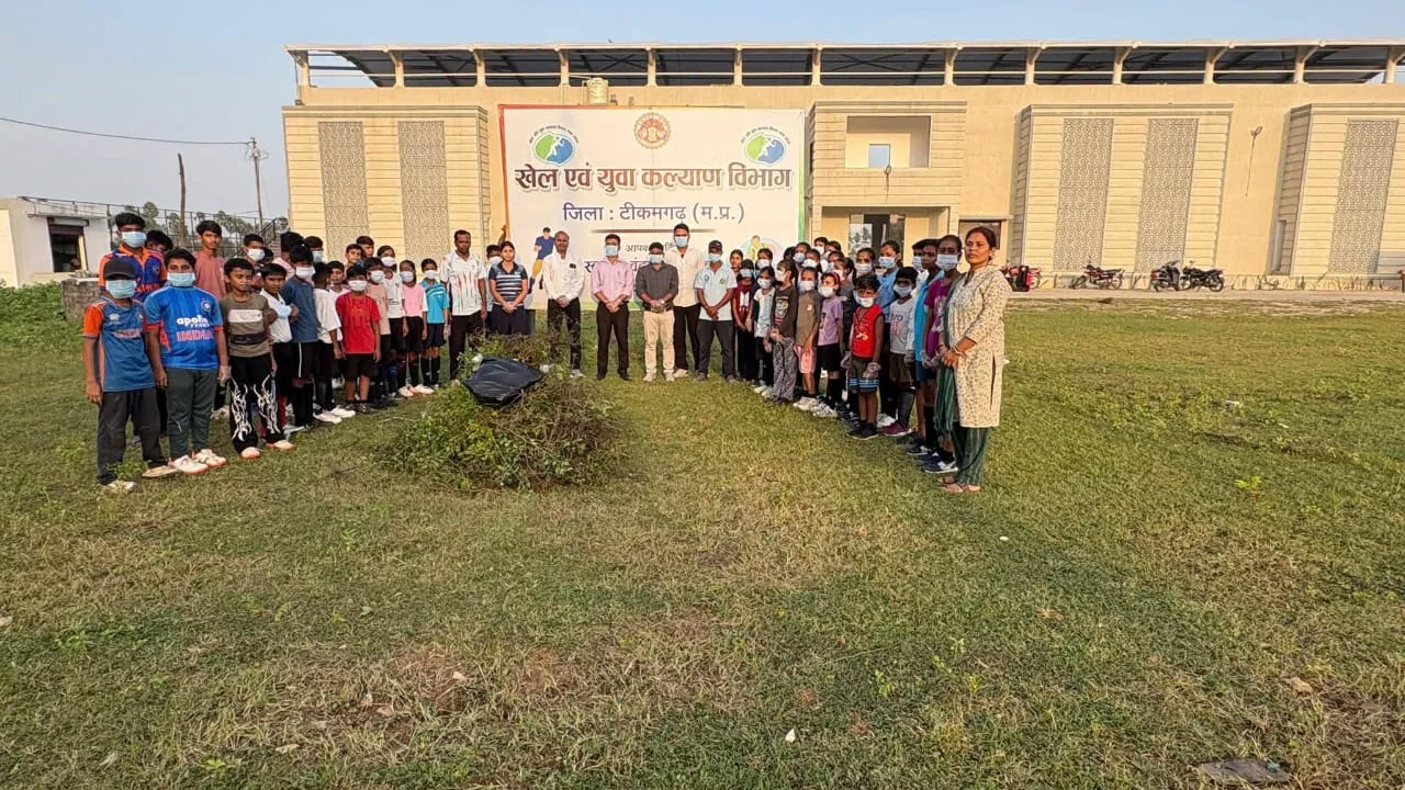 टीकमगढ़ के हॉकी एस्ट्रो टर्फ स्टेडियम में चला स्वच्छता अभियान, खिलाड़ियों ने दिया स्वच्छता का संदेश