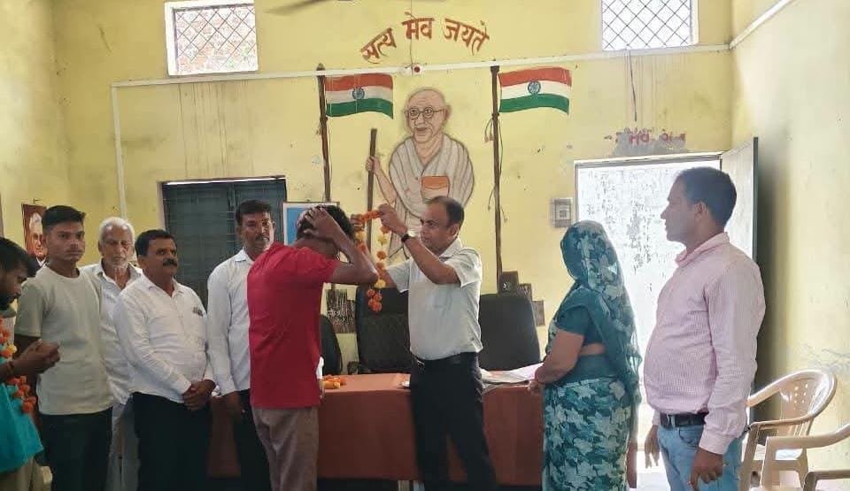 टीकमगढ़ में सफाई मित्रों का सम्मान, ग्रामीणों को दिलाई गई स्वच्छता की शपथ